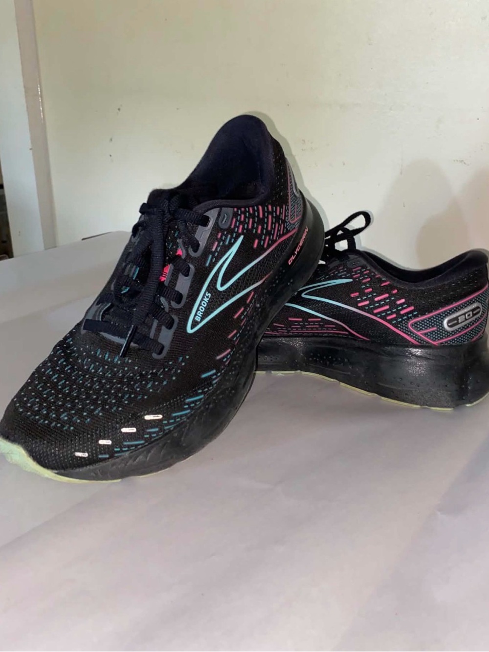 Brooks women’s Black Sneakers with Aqua and Pink Highlights - Picture 3 of 4